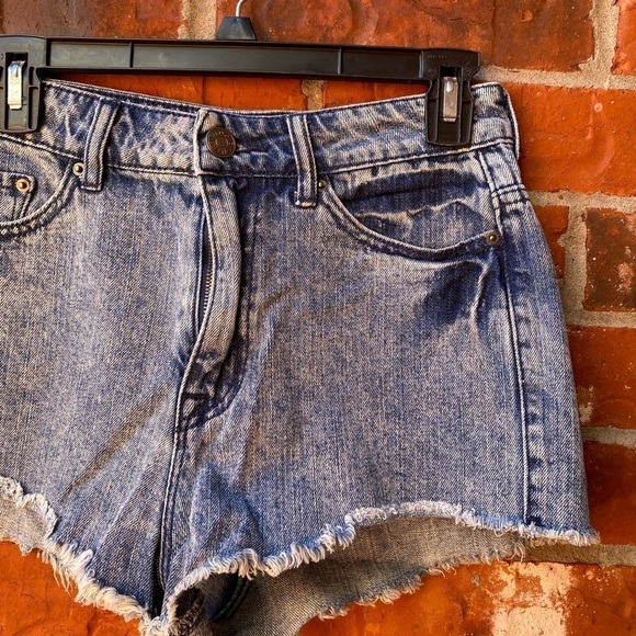 BDG Womens 26 Bree High Rise Blue Acid Wash Cut Off Cheeky Jeans Shorts - Picture 2 of 7